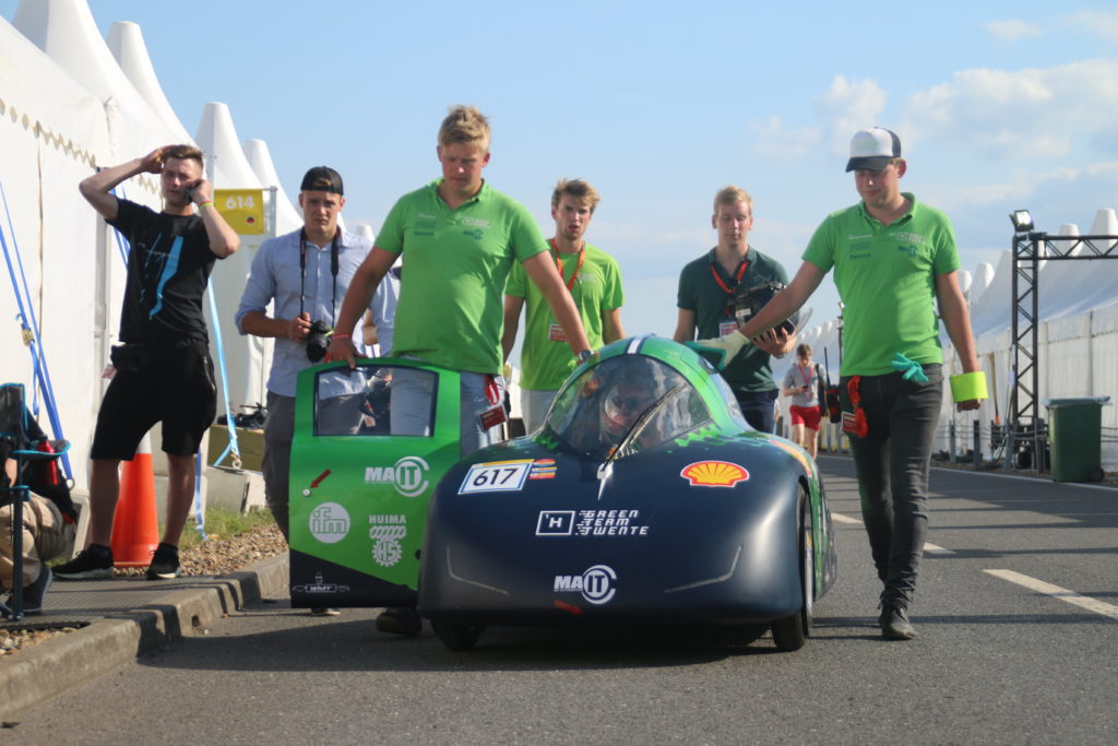 TU Delft's Eco-Runner Marathon team with their hydrogren powered car.